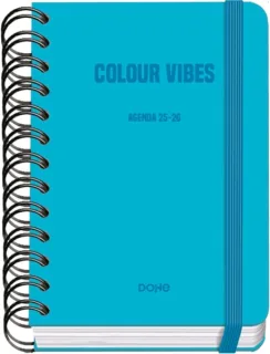 Dohe Colour Vibes Agenda Escolar 25/26 Espiral Wire’o A6 - Dia Pagina - Papel 80g/m2 - 4 Hojas de Pegatinas - Cubierta de Carton Plastificado - Cierre con Goma Elastica - Color Azul Cyan