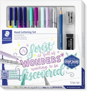 Staedtler Hand Lettering Set Design Journey Pack con 4 Rotuladores Triplus Color, 2 Triplus Fineliner, 2 Triplus Textsurfer, Rotulador Metalizado Plata, Lapiz Mars Lumograph, Borrador Artist