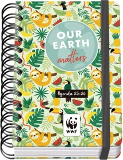 Dohe WWF Tropic Agenda Escolar 25/26 Espiral Wire’o A6 - Dia Pagina - Papel 80g/m2 - 4 Hojas de Pegatinas - Cubierta de Carton Plastificado - Cierre con Goma Elastica