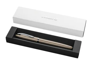 Pelikan Jazz Noble Pluma Estilografica - Punta M - Cuerpo Satinado con Detalles Cromados - Mecanismo de Cartucho Universal - Estuche de Regalo - Color Pardo