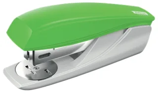Petrus 210 Recycle Grapadora de Sobremesa - Grapa hasta 25 Hojas - 96% de Plastico Reciclado - Grapado Abierto, Cerrado y Clavado - Incluye 200 grapas Petrus 22/6 - Color Verde