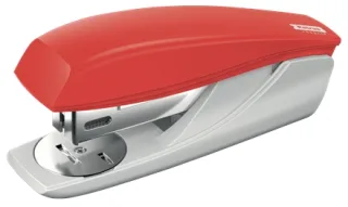 Petrus 210 Recycle Grapadora de Sobremesa - Grapa hasta 25 Hojas - 96% de Plastico Reciclado - Grapado Abierto, Cerrado y Clavado - Incluye 200 grapas Petrus 22/6 - Color Rojo