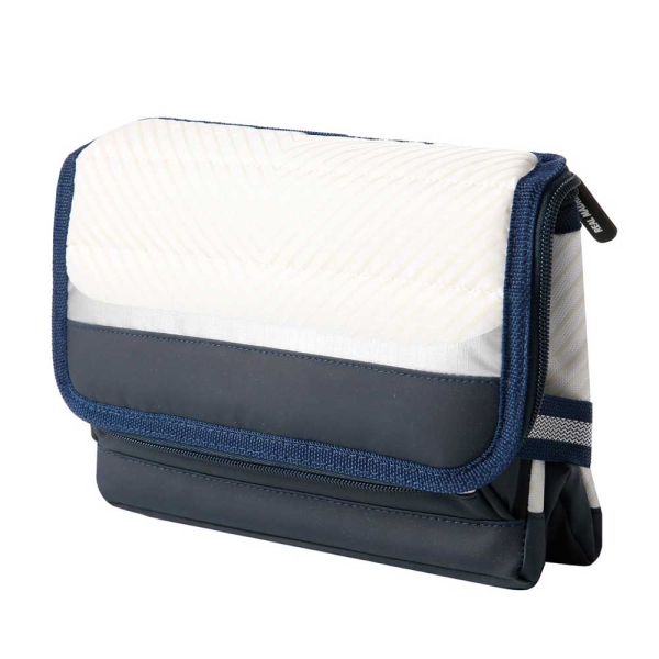 Safta Real Madrid Bolsa Isotermica - Plegable - Cremallera - Bandolera Ajustable - Bolsillo Frontal - Capacidad para 6 Latas - 24.13x17.8x7.6cm - Color Blanco y Azul