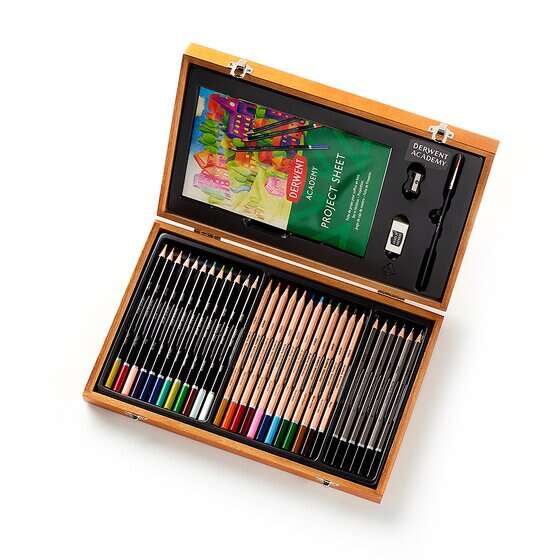 Derwent Academy Caja de Madera con 12 Lapices de Colores, 12 Lapices de Colores Acuarelables, 6 Lapices de Grafito para Bocetos, Pincel, Sacapuntas, Goma de Borrar, Hoja de Proyectos y 3 Pro