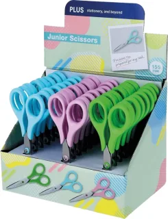 Plus Junior Expositor con 24 Tijeras Escolares 15.5cm - Punta Ligeramente Redondeada - Colores Surtidos