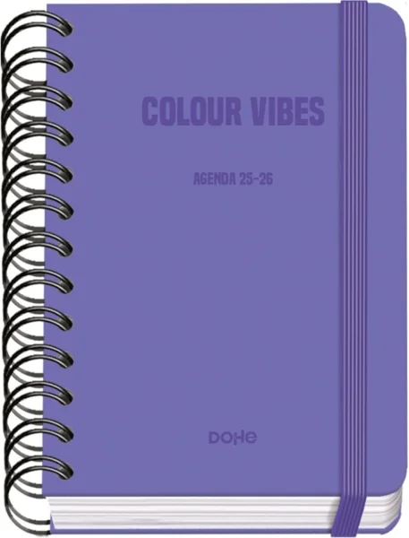Dohe Colour Vibes Agenda Escolar 25/26 Espiral Wire’o A6 - Dia Pagina - Papel 80g/m2 - 4 Hojas de Pegatinas - Cubierta de Carton Plastificado - Cierre con Goma Elastica - Color Morado
