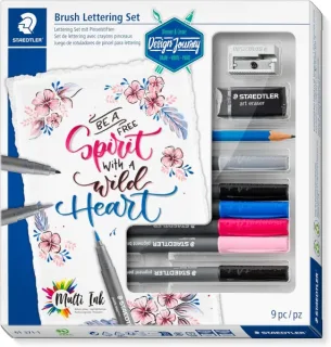 Staedtler Brush Lettering Design Journey Pack con 6 Rotuladores Pigment Art para Lettering en Colores Surtidos, Lapiz, Goma de Borrar y Afilalapices
